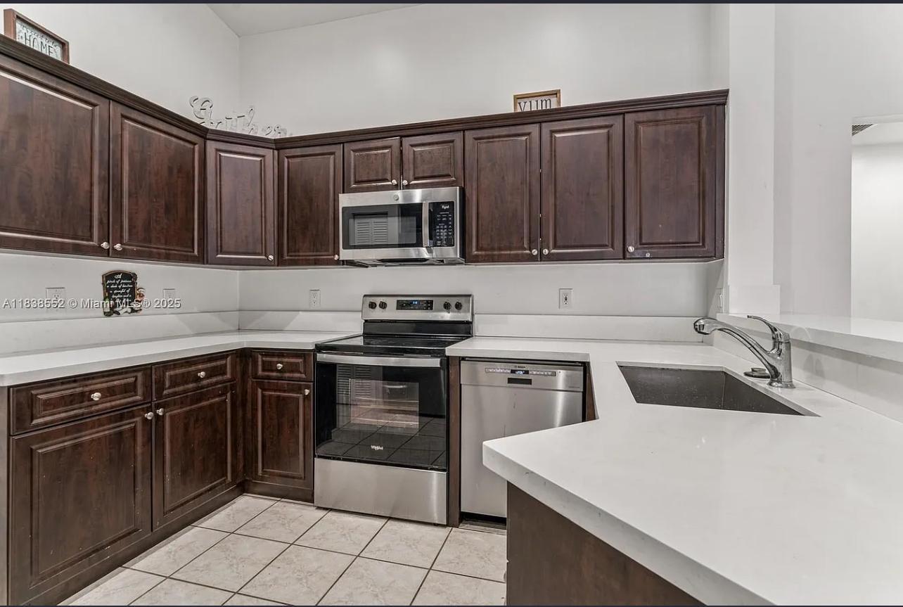 Building Photo - 1368 Presidio Dr