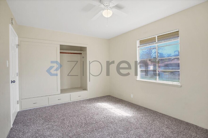 Building Photo - 1335 E Brown Ave