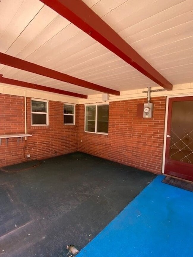 Building Photo - 205 S 46th Ave