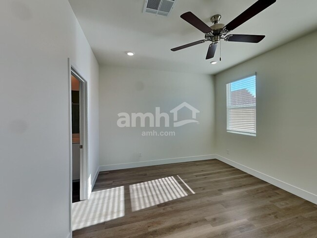 Building Photo - 882 English Primrose St