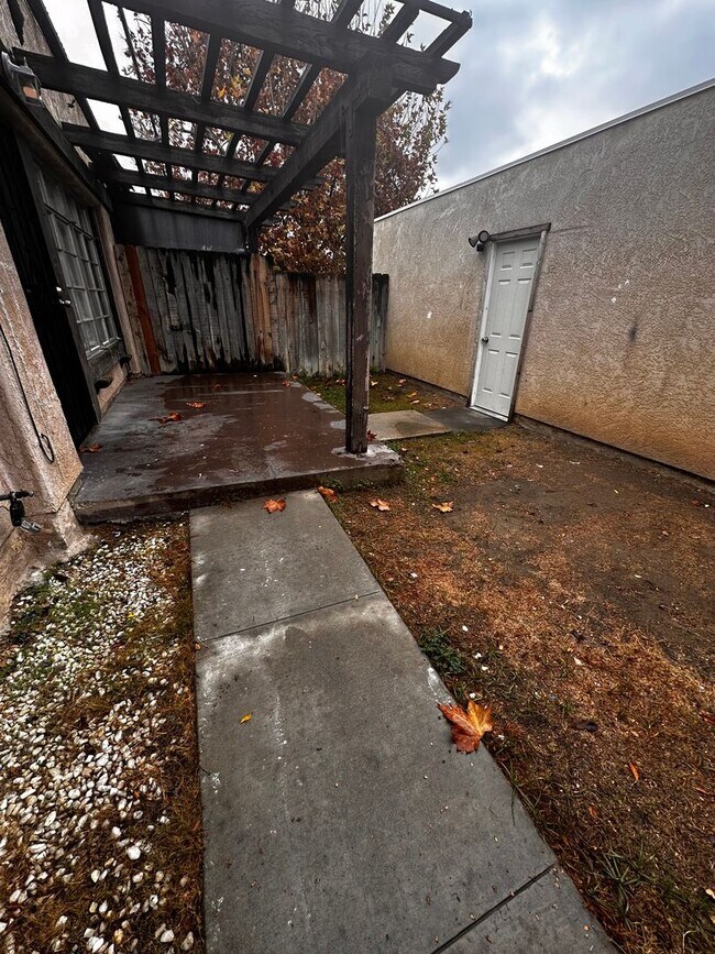 Building Photo - 2 bed 1.5 bath Apartment for rent