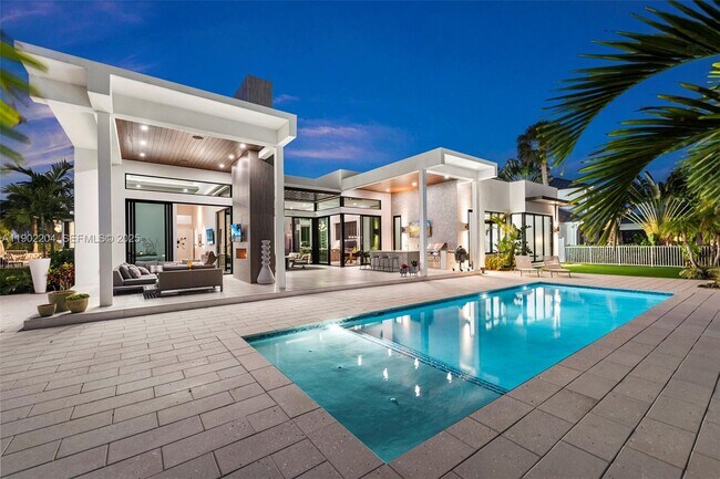 Building Photo - 3701 NE 26th Ave