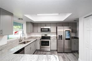 Building Photo - Recently updated, custom 3/2/2 on fenced c...