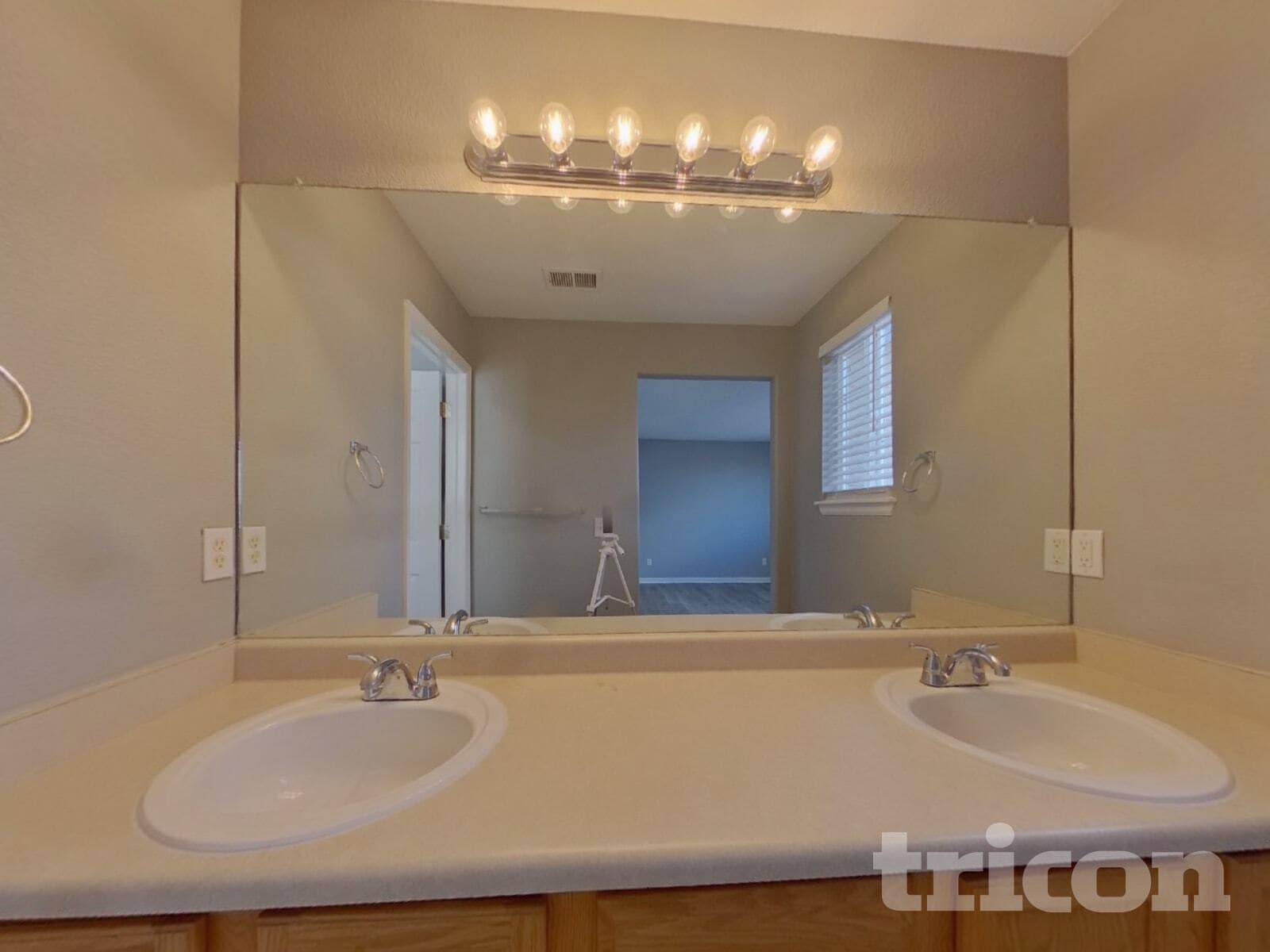 Building Photo - 12450 S Hollow Creek Ct