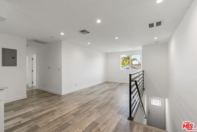 Building Photo - 5645 Willowcrest Ave