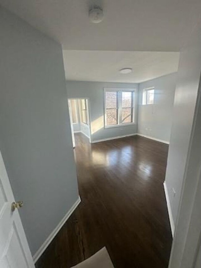 Building Photo - Large 3 bedroom 2 bathroom Condo with Cent...