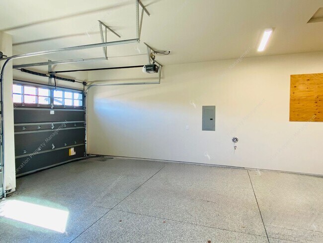 Building Photo - Luxury Single-Level 3BR - 3.5BA Living in Tetherow