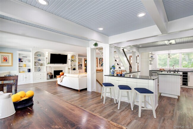 Building Photo - 2 Spring Hollow Rd