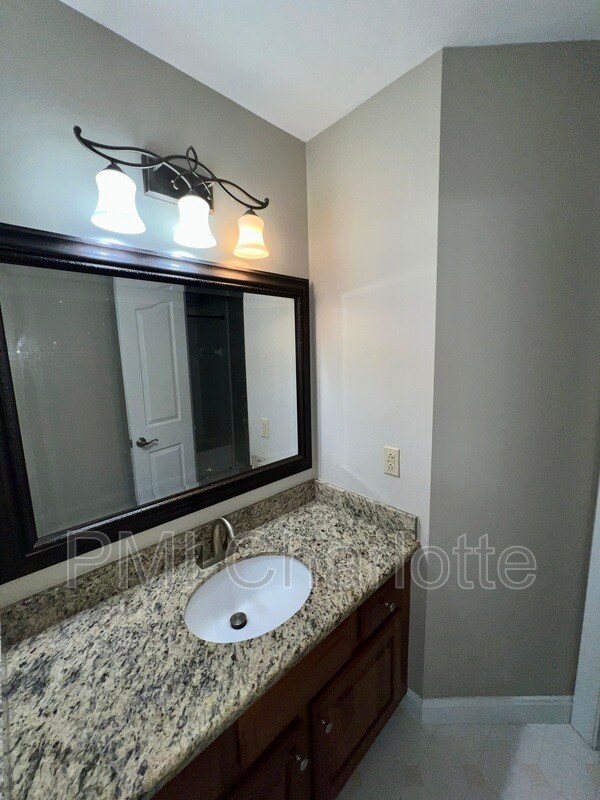 Building Photo - 4432 Shannamara Dr