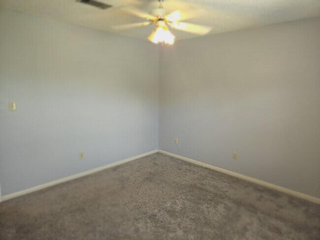 Building Photo - Great location. Centrally located.