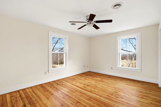 Building Photo - 1839 Spring Hill Rd