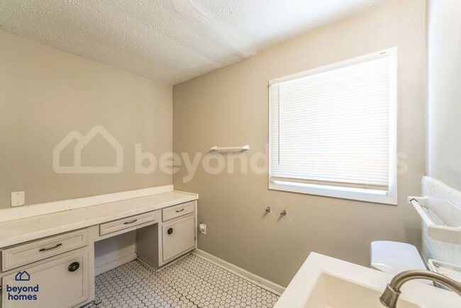 Building Photo - Spacious 3-edroom, 1.5-Bath home available...