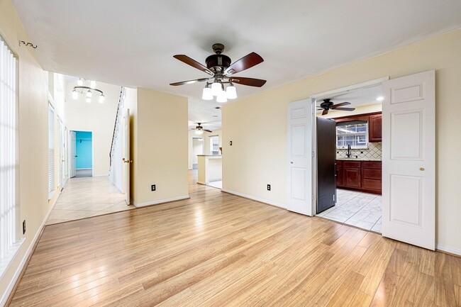 Building Photo - 18311 Oak Hampton Dr