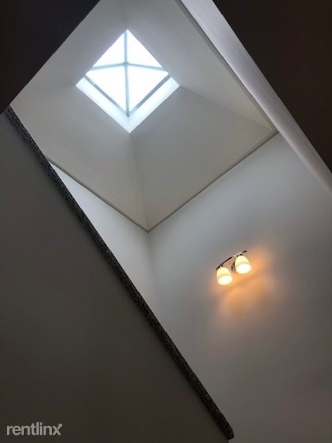 Building Photo - 3 br, 2.5 bath Townhome - 530 E 27th St