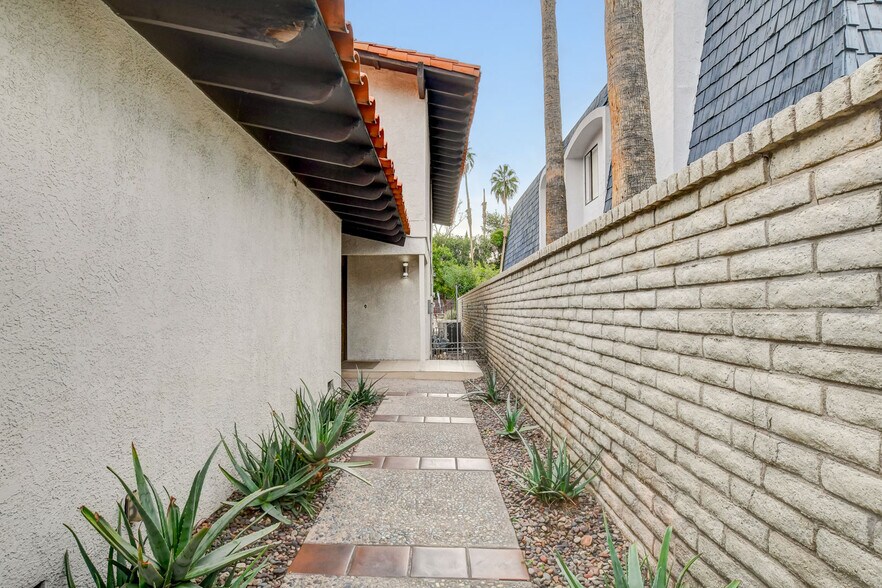 Building Photo - 945 Vegas Valley Dr