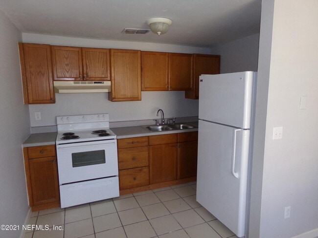 Building Photo - 2652 Sunrise Village Dr