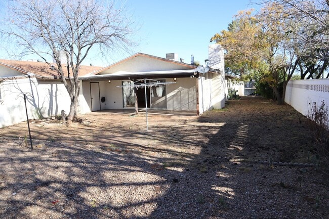 Building Photo - Livable, Lovable, & Avaiable!