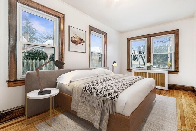 Building Photo - 721 River St