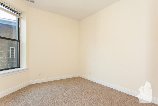 Building Photo - 2831 N Albany Ave