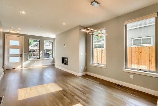 Building Photo - 3 bedroom Townhome + 2 Large Flex Spaces &...