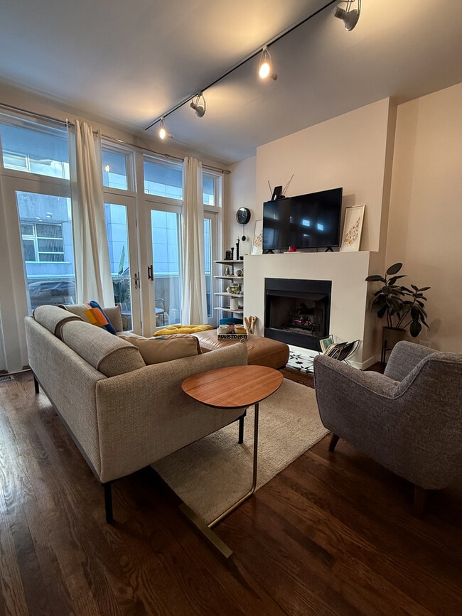 Building Photo - 943 W Huron St