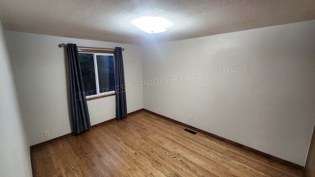 Building Photo - 3 bd 2.5ba Ranch Style Home with Fenced Yard, W/D in Unit, Fireplaces & 2 Car Garage!