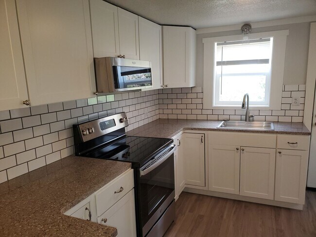 Building Photo - Newly Remodeled