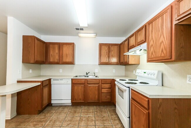 Building Photo - MOVE IN SPECIAL! 3 Bedroom, 3 Bath, 2 Car Garage Duplex