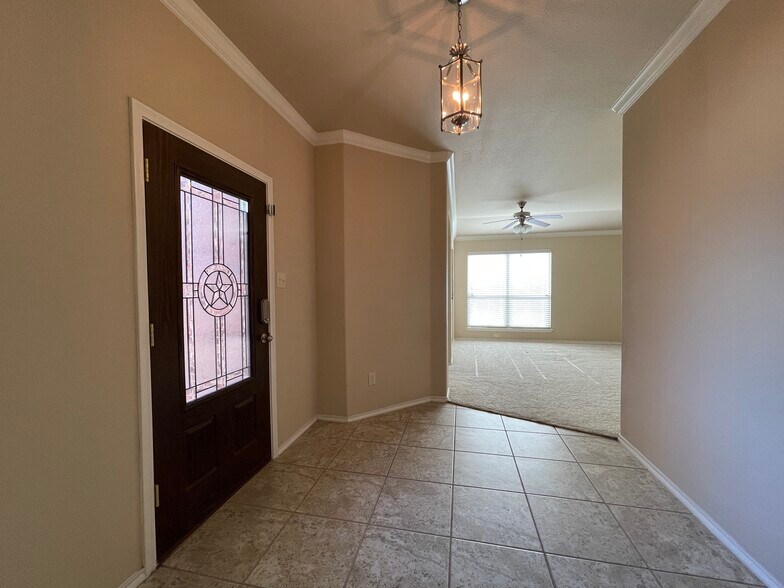 Building Photo - 840 English Ivy Dr