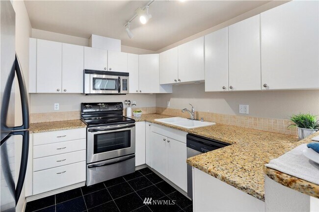 Building Photo - Classic 1bedroom Condo with Elegant Amenit...