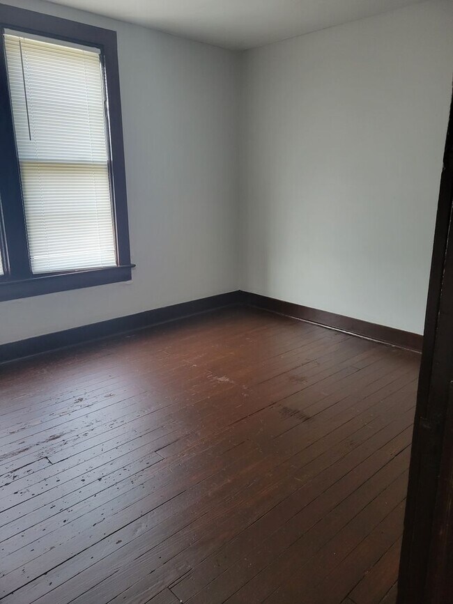 Building Photo - NEW LISTING!! 3 Bedroom 1 Bath
