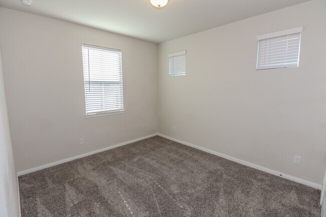 Building Photo - 4120 Split Ivy Dr