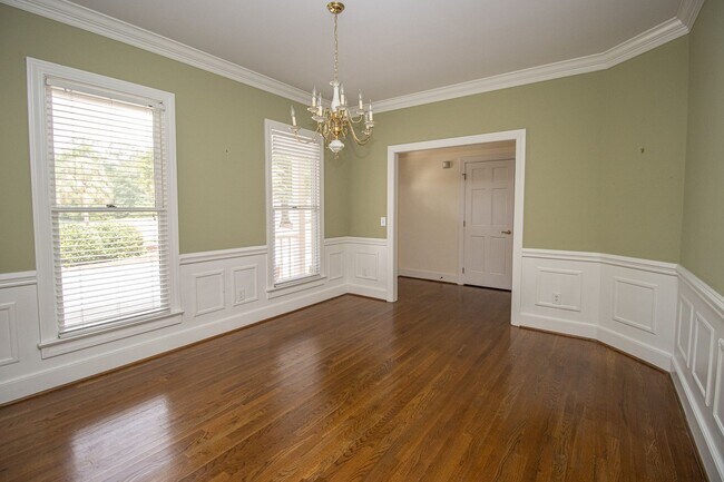 Building Photo - 2220 Montclair Dr
