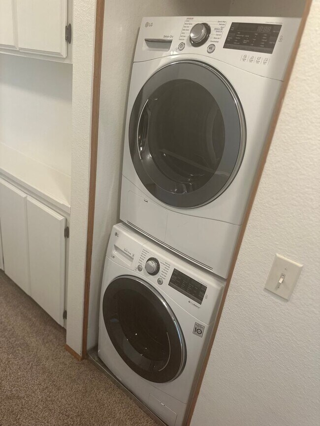 Building Photo - Beautiful 2 bed / 2.5 bath / 1,218 sqft Condo in Solana Beach - Available 01/26