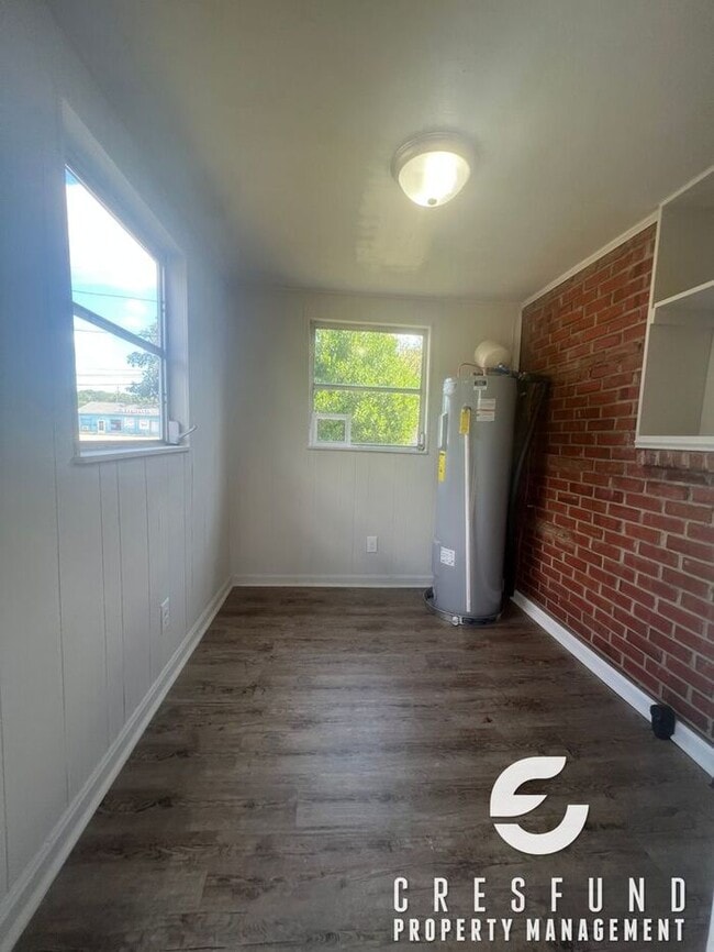Building Photo - 3 Bedroom, 1 Bath with Fresh and Modernize...
