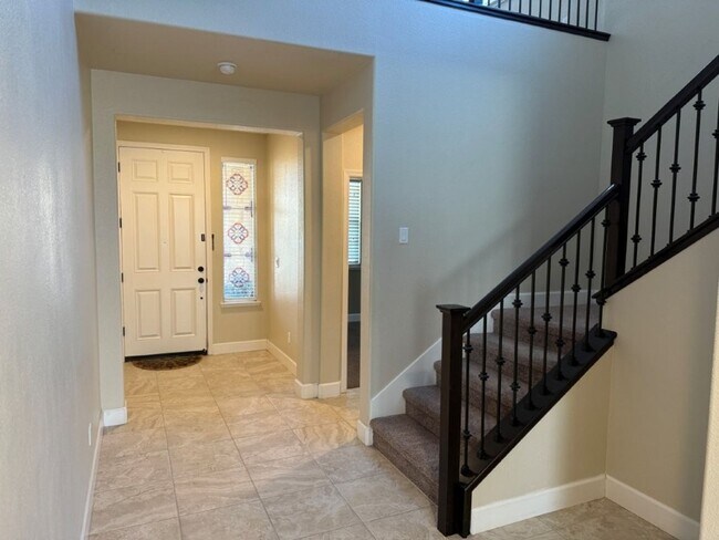 Building Photo - Newer Modern 4 Bedroom 3.5 Bath w/ Bedroom...