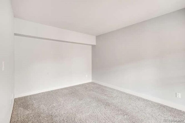 Building Photo - Beautifully Remodeled 3 bedroom Townhome in the Pinery.