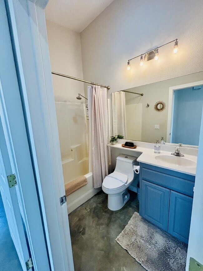 Building Photo - Rare Opportunity for Spacious, Modern Sout...