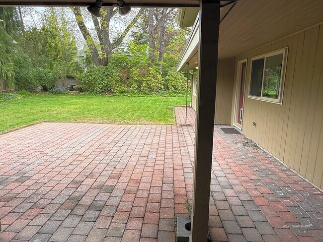 Building Photo - 8612 NE 5th St