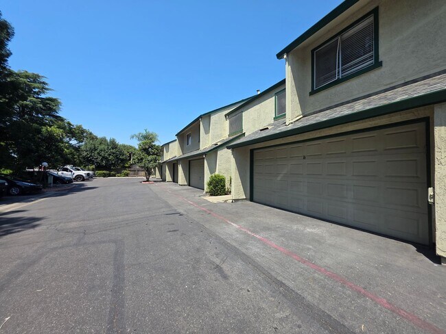 Building Photo - 3 bedroom condo w/2 car garage!