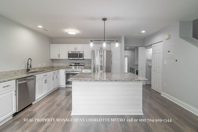 Building Photo - 3BR Townhome - Lake Living in Vineyard Point with Boat Slip Access Near Lake Norman
