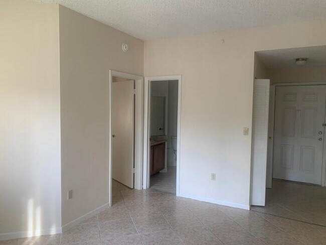 Building Photo - Split plan spacious 2bed/2batj