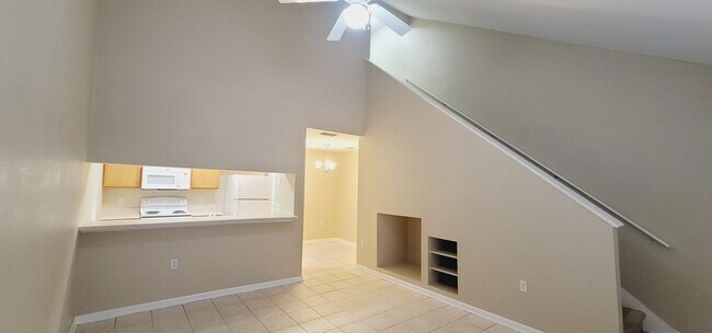 Building Photo - LOVELY NW 3/3 End Unit w/ Washer/Dryer, Open Kitchen w/ Bar, & More! $1450/month Avail June 1st!