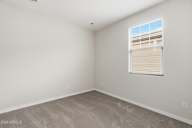 Building Photo - 932 W Macaw Dr