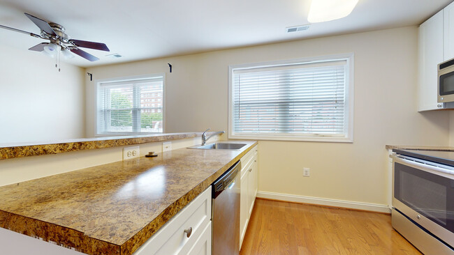 Open kitchen counter - 3113 St Paul St