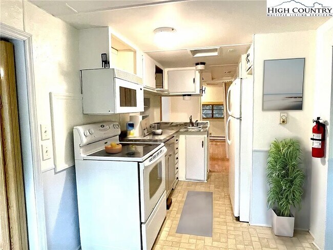 Building Photo - 252 Trillium Rd