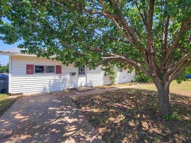 Building Photo - 1421 Deville St