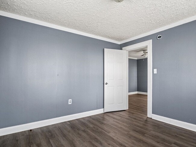 Building Photo - Spacious 2 Bed, 1 Bath Apartment