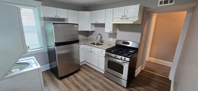 Building Photo - Huge 3-level 6 Bedroom - 2,500 sq/ft!