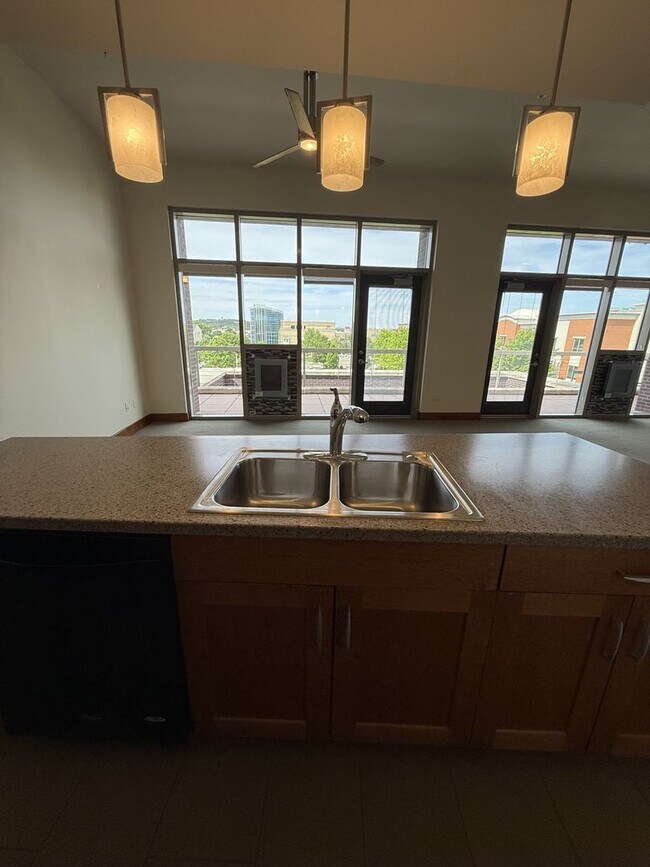 Building Photo - Luxury Apartment
